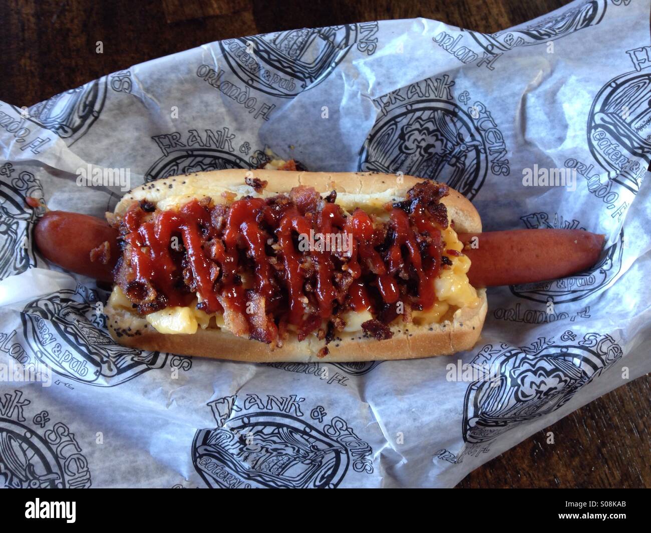 Bacon, sriracha, Mac and cheese hotdog Stock Photo Alamy