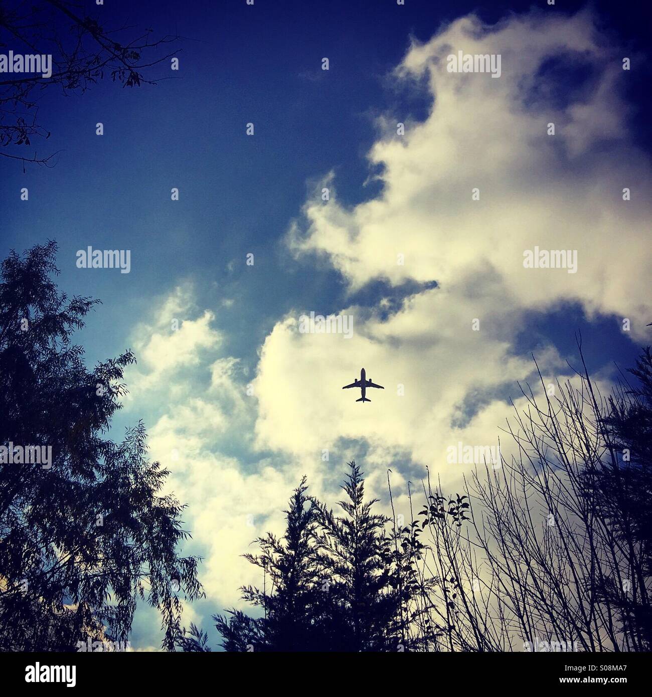Plane flying into sun hi-res stock photography and images - Alamy
