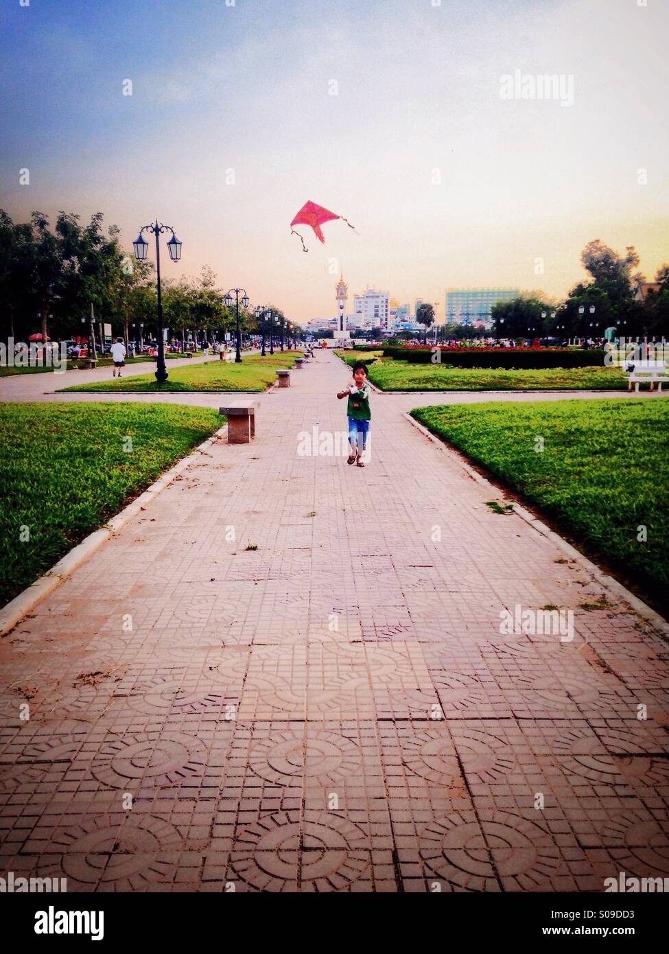 Playing with kites in Phnom Penh, Cambodia Stock Photo - Alamy