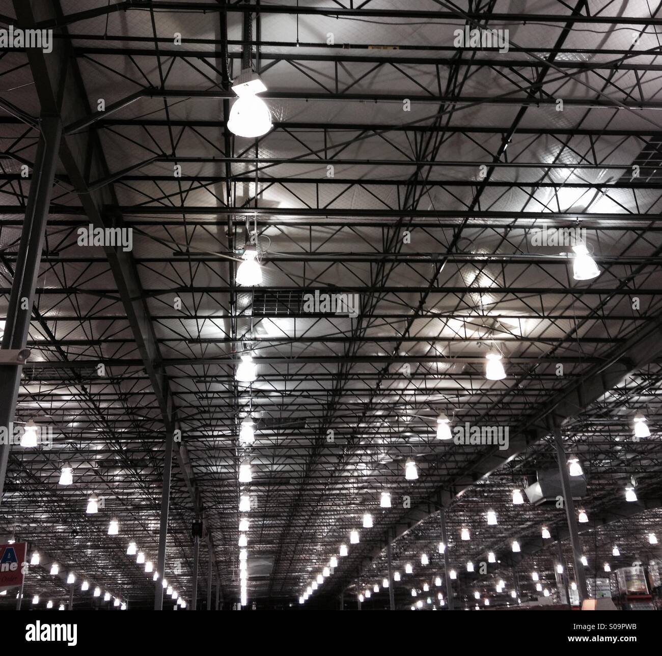 Mammoth hane Conform Industrial ceiling lights Stock Photo - Alamy