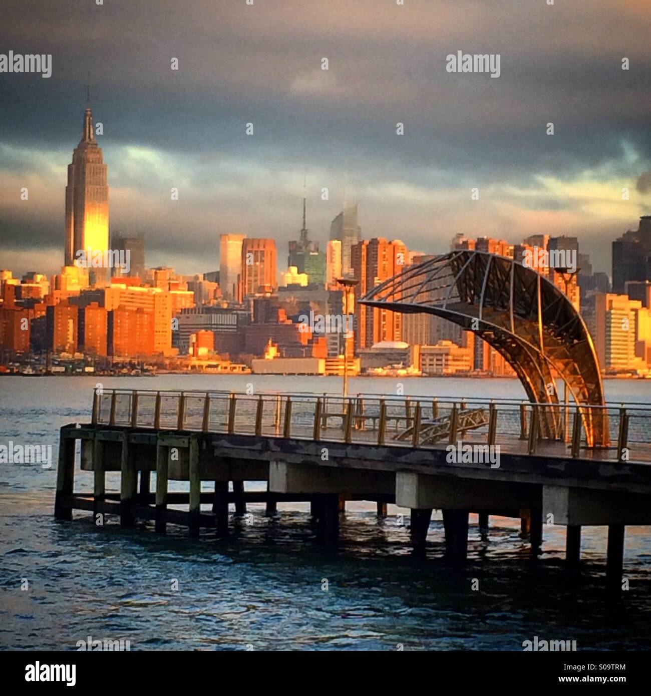 Nyc sunrise hi-res stock photography and images - Alamy