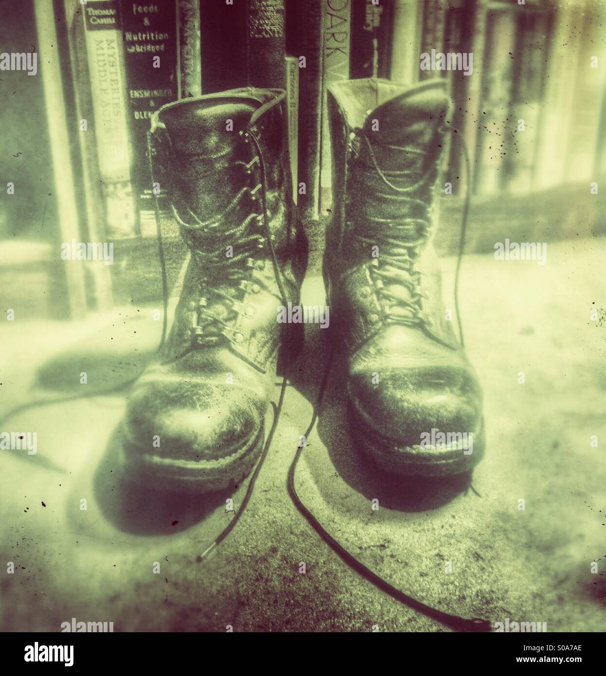 Old work boots Stock Photo - Alamy