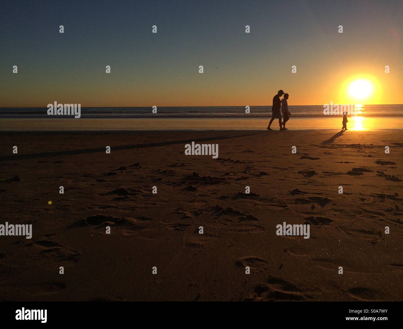 Family beach sunset hi-res stock photography and images - Alamy