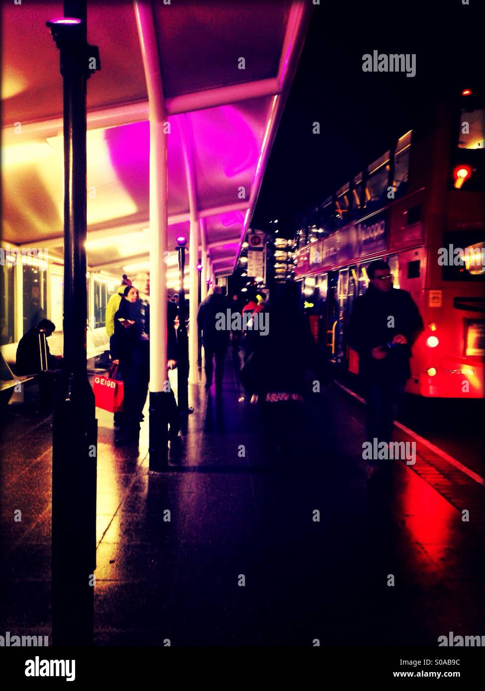 Bus shelter london night hi-res stock photography and images - Alamy