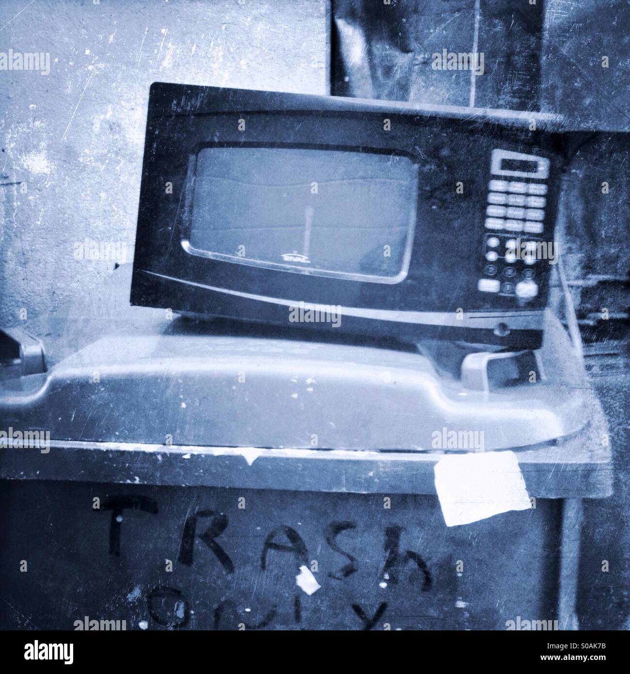 Microwave oven old hires stock photography and images Alamy