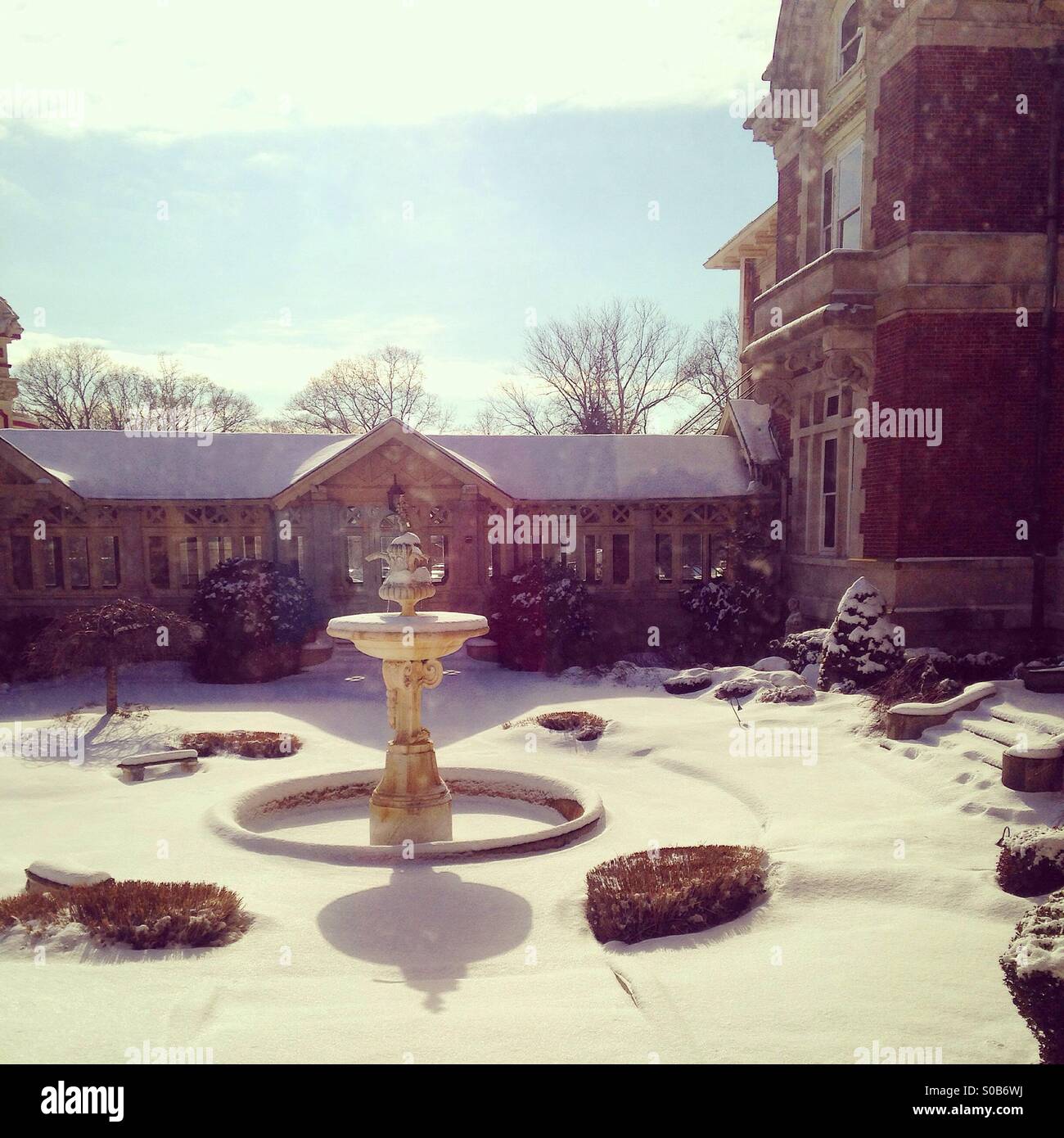 Dowling College, Long Island, NY. Snowcapped courtyard Stock Photo Alamy