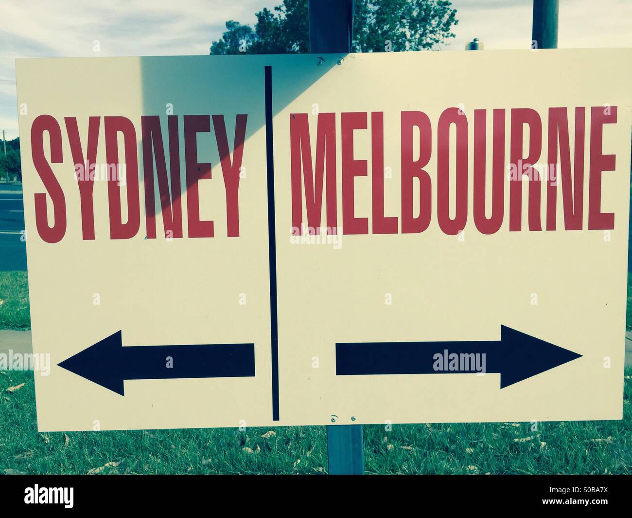 A sign giving directions to the two largest cities in Australia Stock Photo