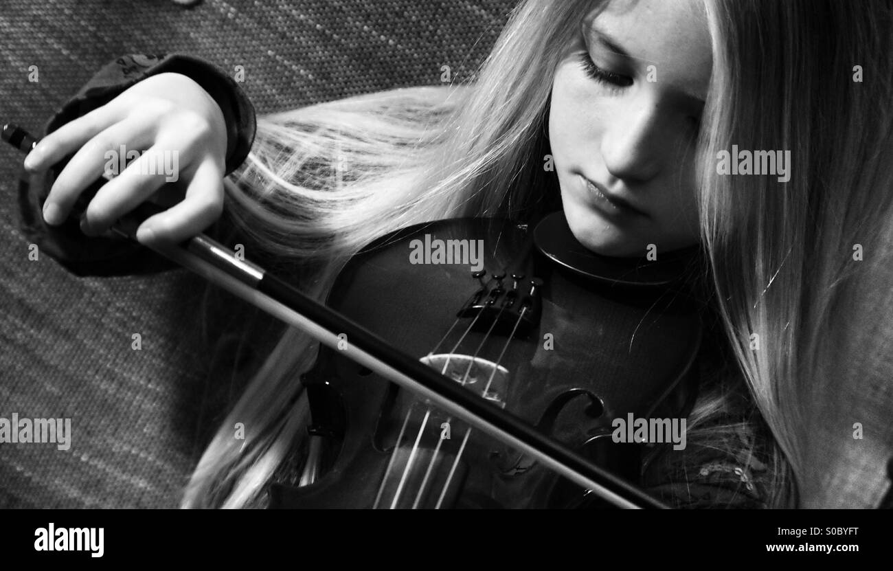 Playing violin Black and White Stock Photos & Images - Alamy