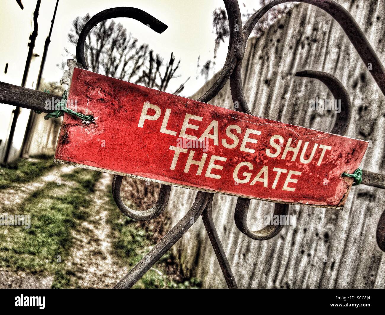 Please shut the gate sign on a gate Stock Photo