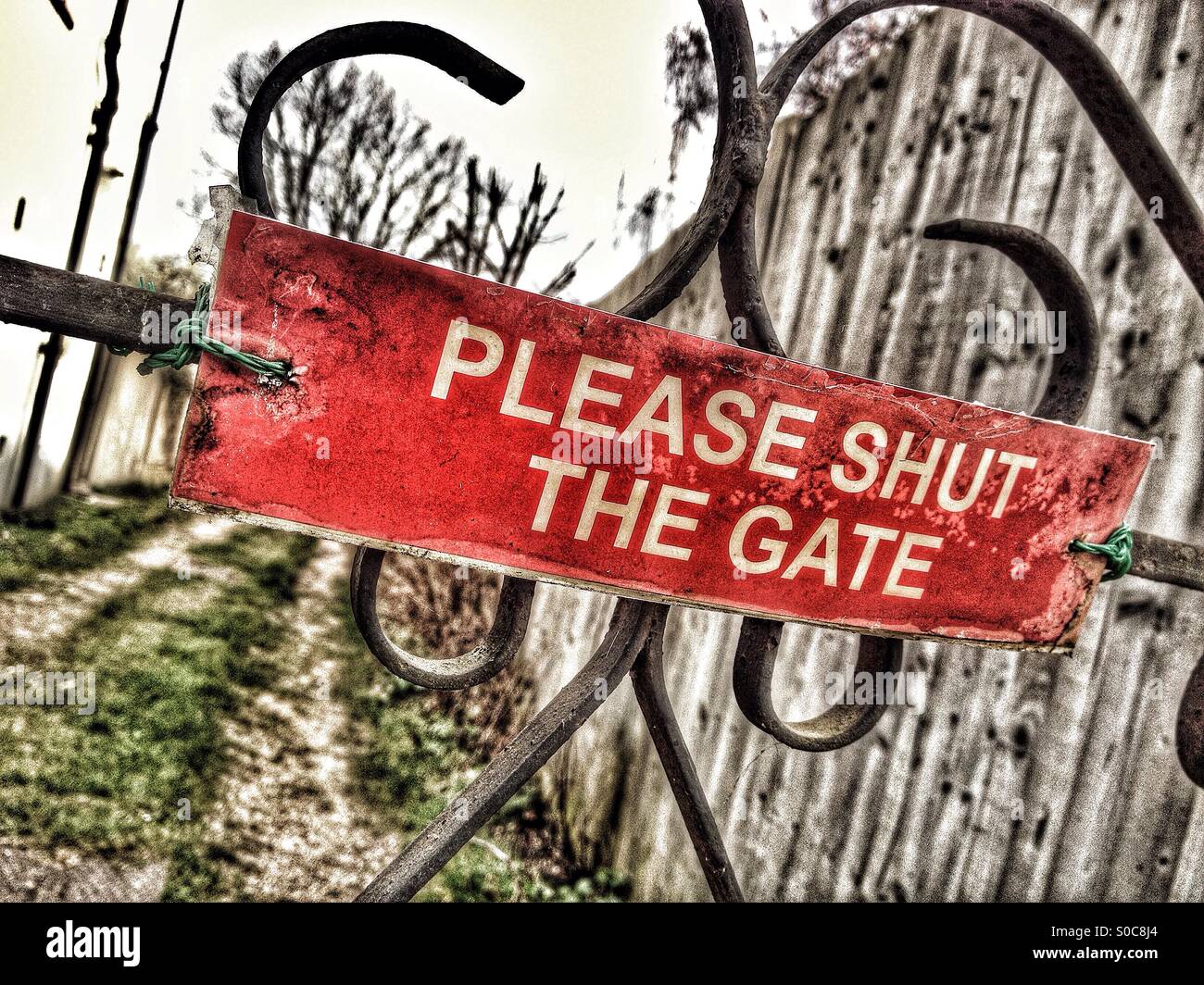 Please shut the gate sign on a gate Stock Photo Alamy