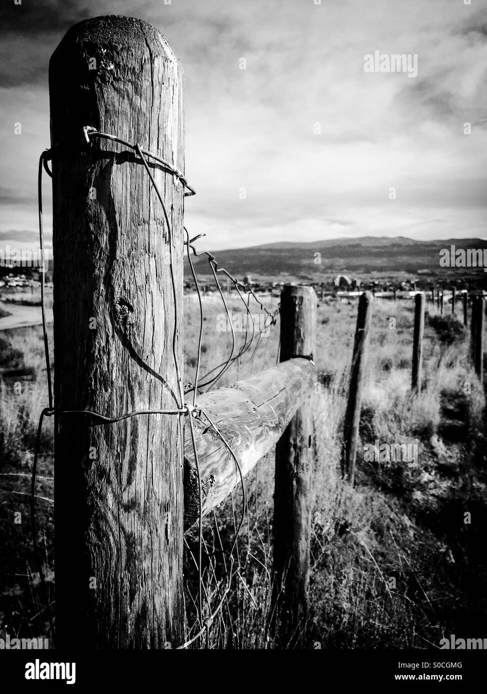 Wooden fence with wire; in black and white Stock Photo - Alamy