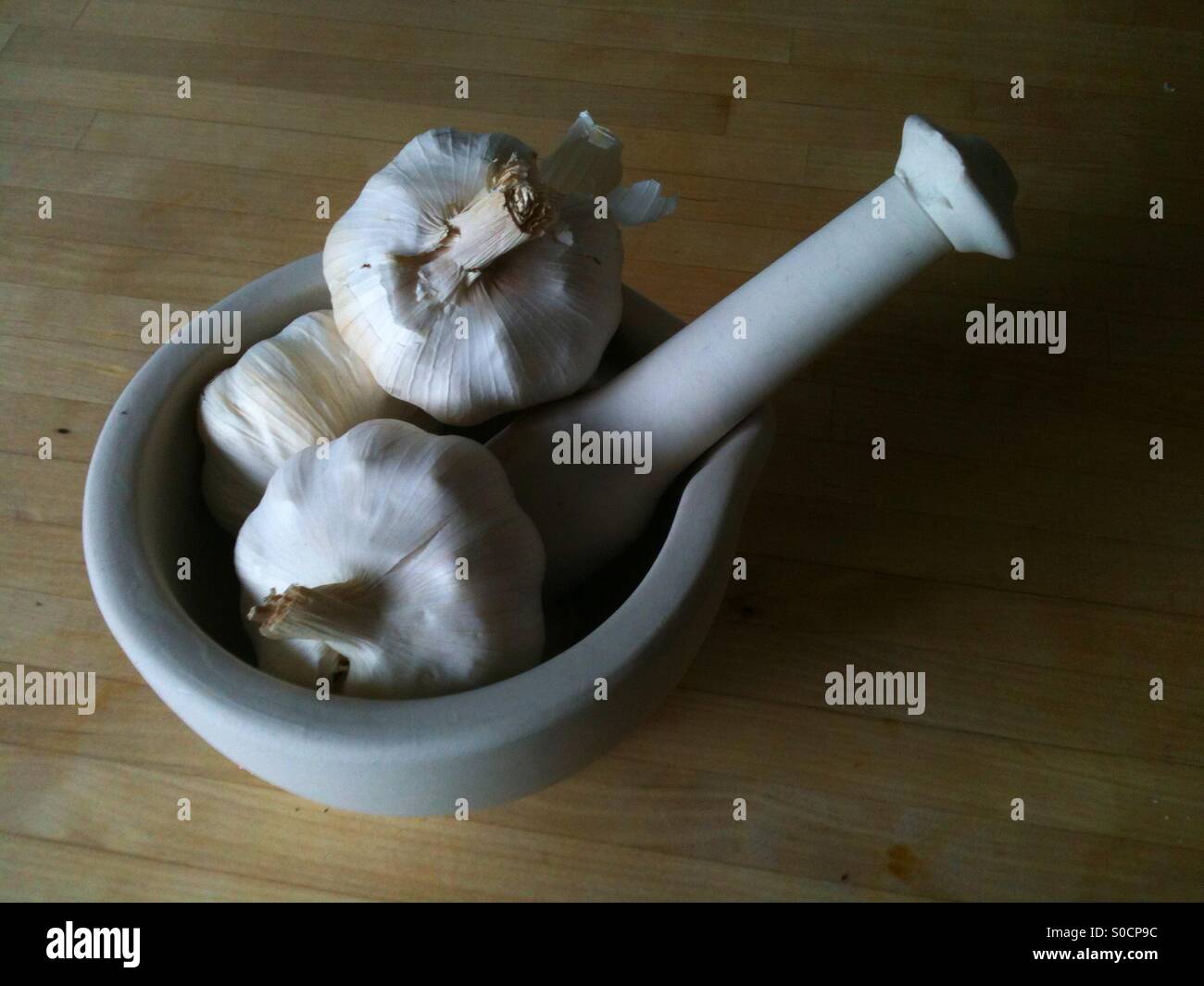 Pestle and mortar with garlic Stock Photo Alamy
