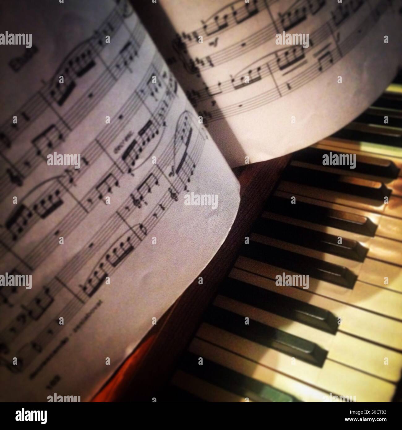 Score Keyboard Detail of piano keyboard with score Stock Photo - Alamy