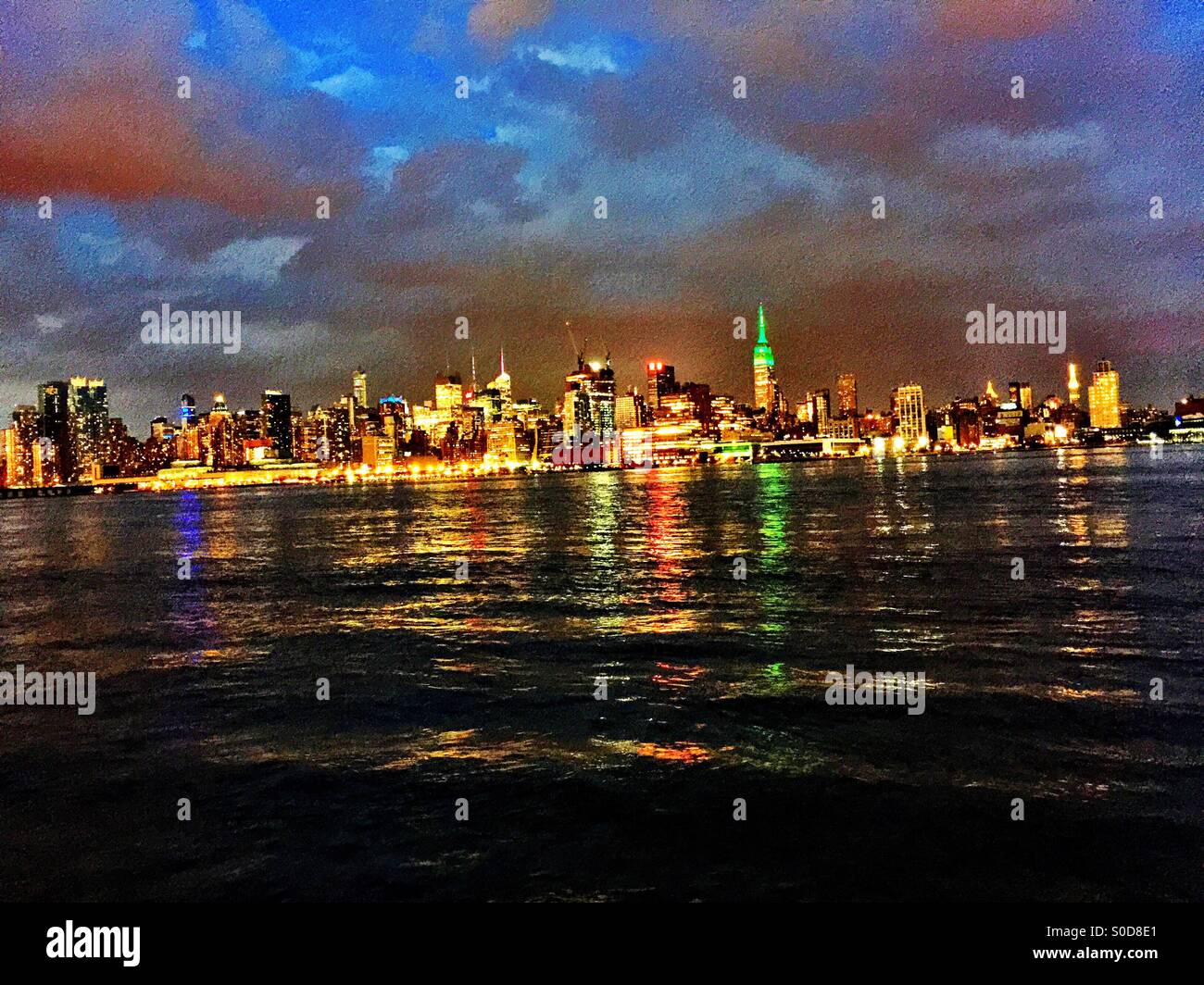 New york city night skyline hi-res stock photography and images - Alamy