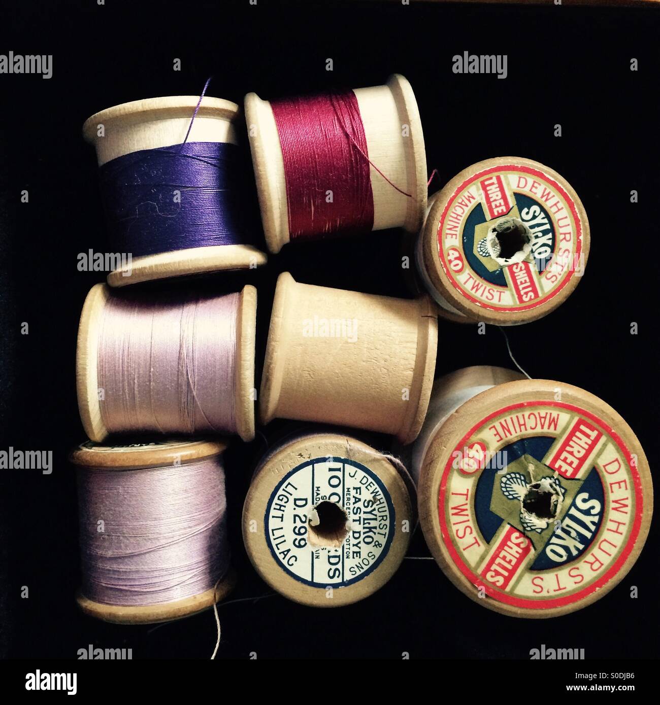 https://c8.alamy.com/comp/S0DJB6/old-wooden-cotton-reels-with-coloured-thread-S0DJB6.jpg