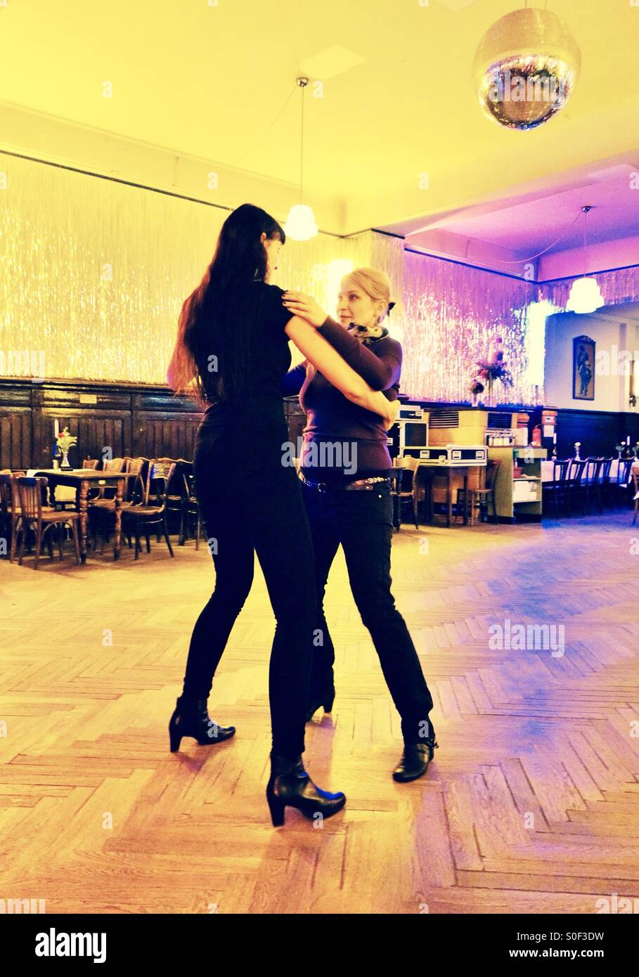 Dance class - teaching the tango in a Berlin ballroom - Clarchens Ballhaus Berlin Germany EU Stock Photo