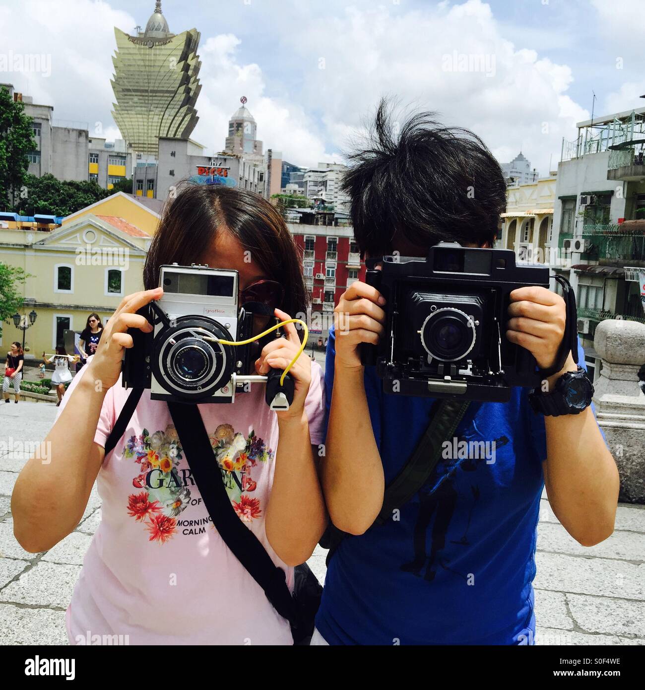 People using old cameras hi-res stock photography and images - Alamy