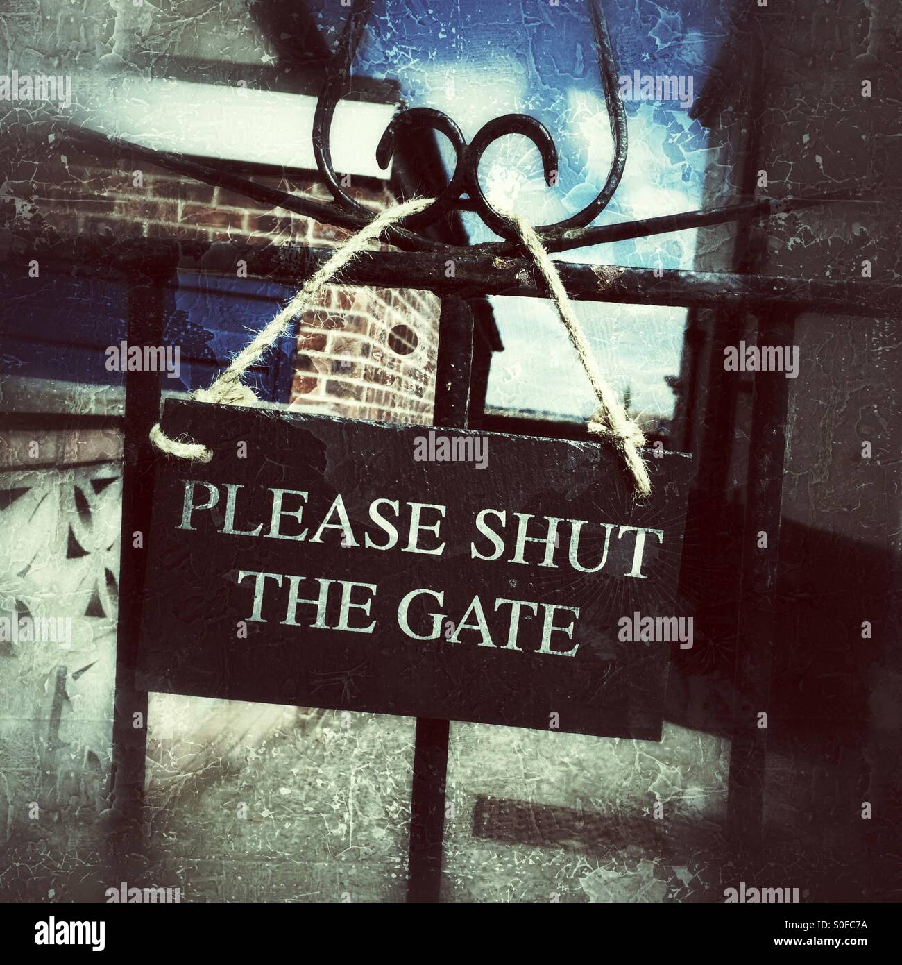 Please shut the gate sign Stock Photo