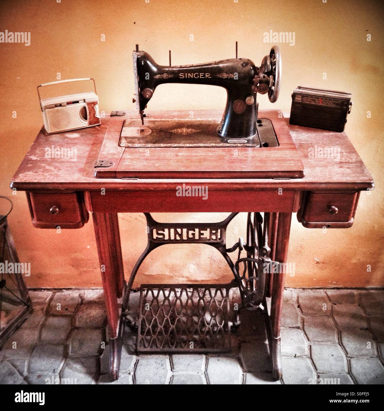 Old Singer sewing machine Stock Photo - Alamy