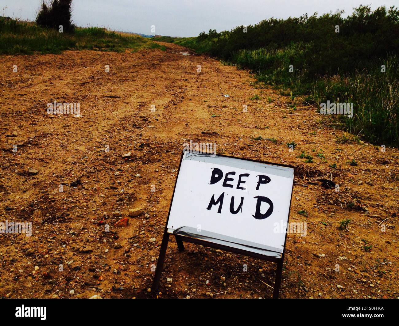 Deep mud hand written sign on country track, Bawdsey, Suffolk, UK. Stock Photo