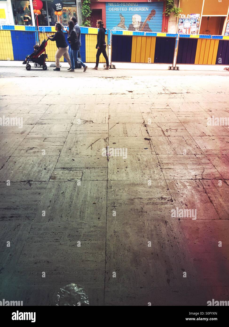 Family walking small children hi-res stock photography and images - Alamy