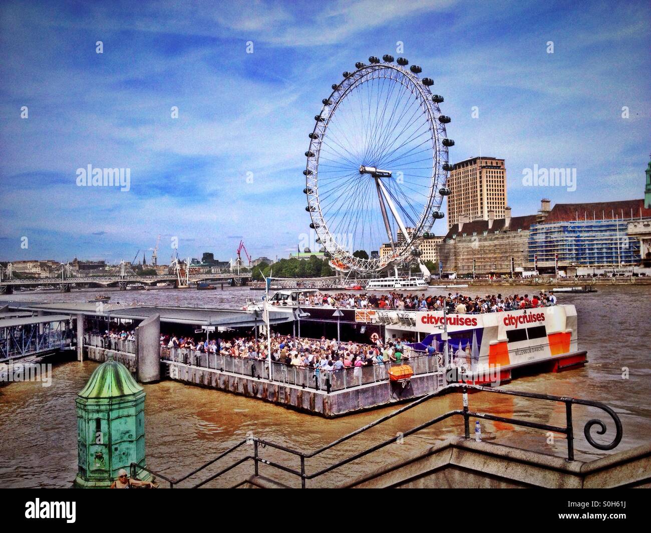 Wheel tourists river london hi-res stock photography and images - Alamy