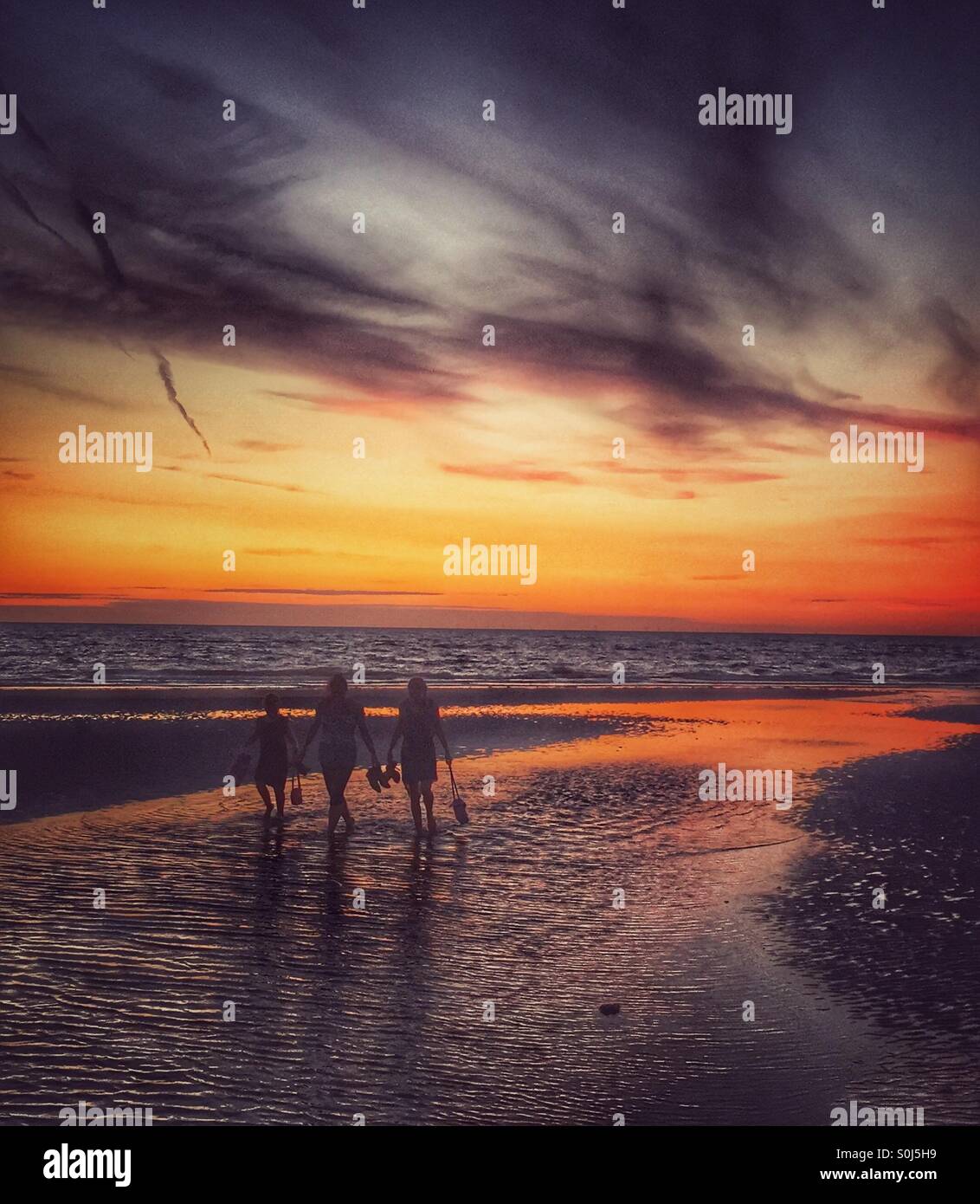 People walking in sunset hi-res stock photography and images - Alamy