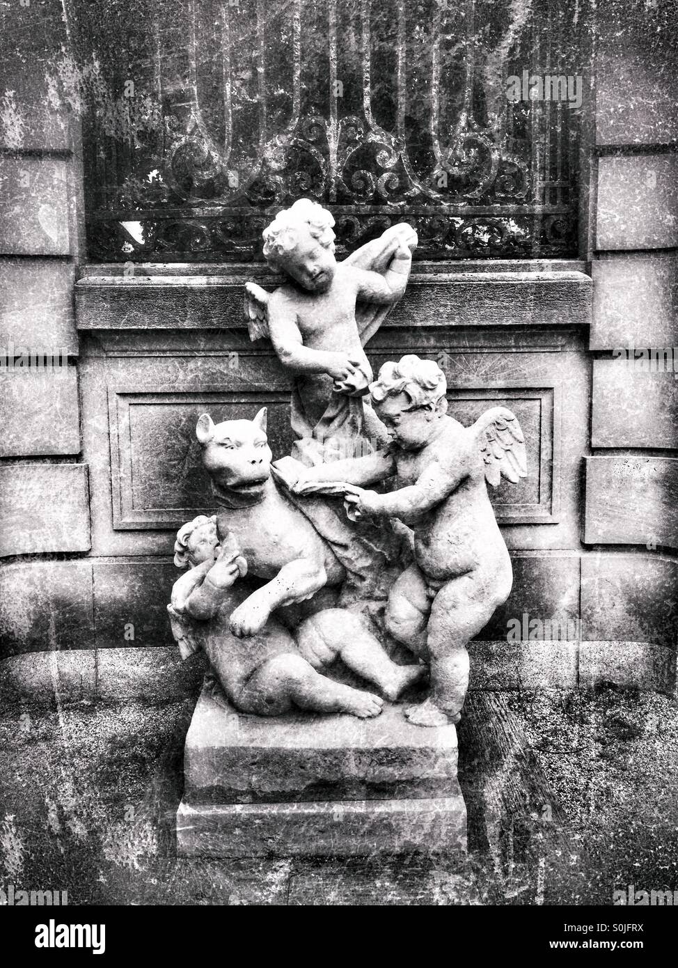 Stone cherubs hires stock photography and images Alamy