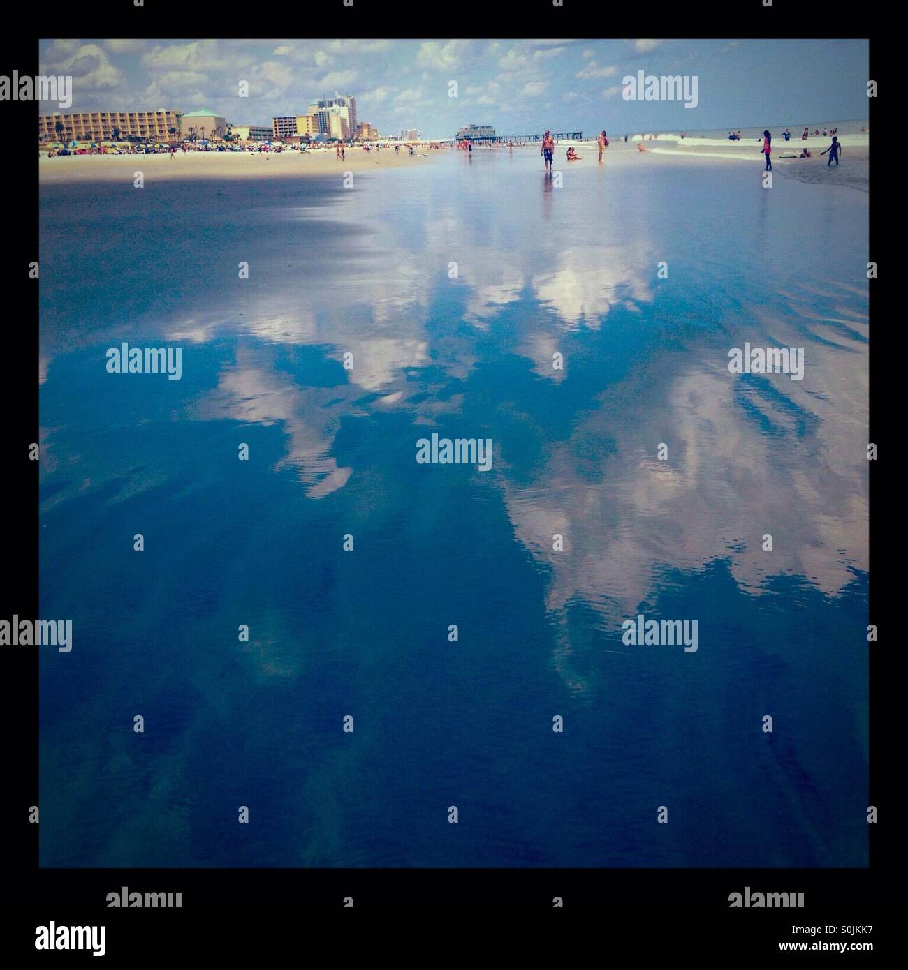 Blue sky reflection beach hi-res stock photography and images - Alamy