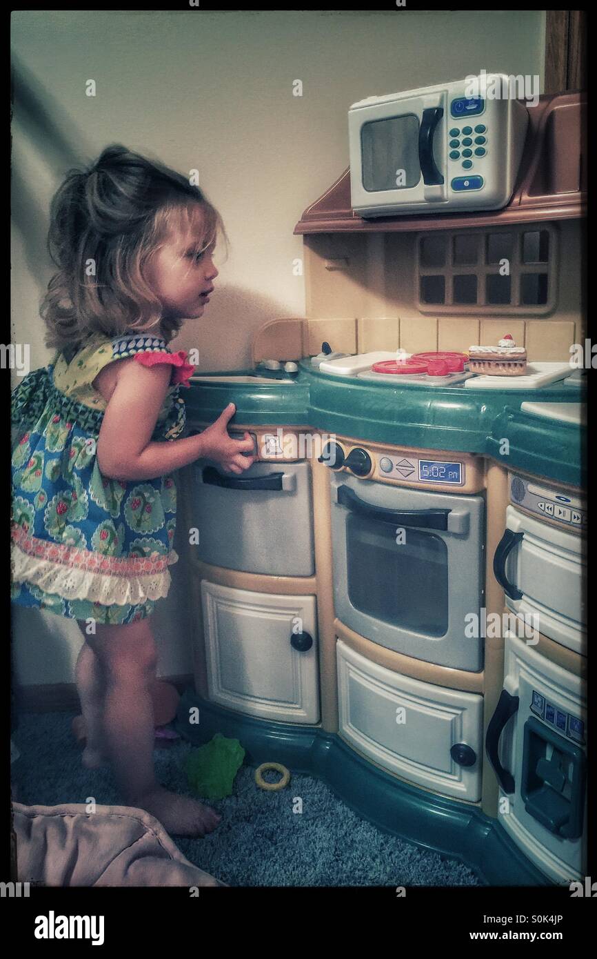 https://c8.alamy.com/comp/S0K4JP/little-girl-cooking-in-her-play-kitchen-S0K4JP.jpg