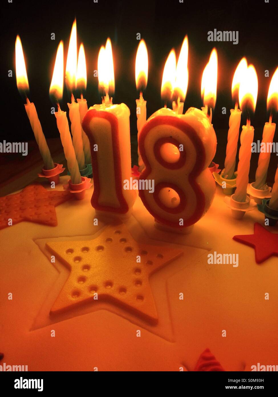 18 eighteen candle birthday cake fotografías e imágenes de alta resolución  - Alamy