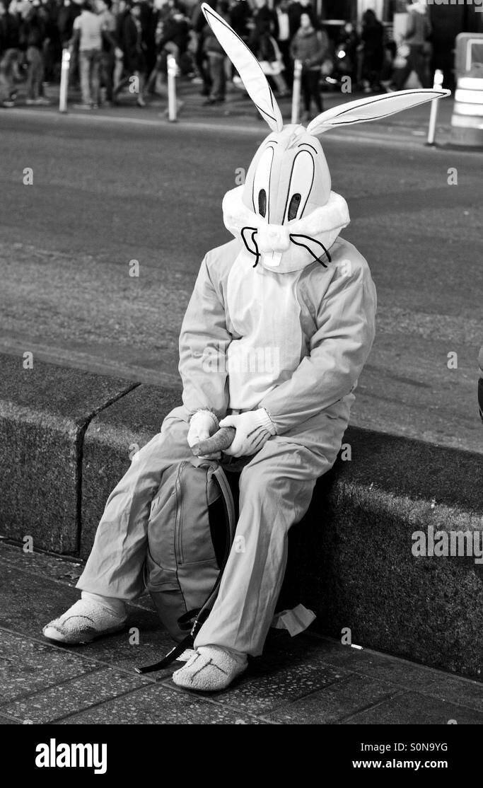 Tierische Maskottchen Bugs Bunny Hase Kostüm, Frau (HERR) tanken Auto mit  Diesel, Fancy Dress an der Tankstelle, Cumbria, England Stockfotografie -  Alamy