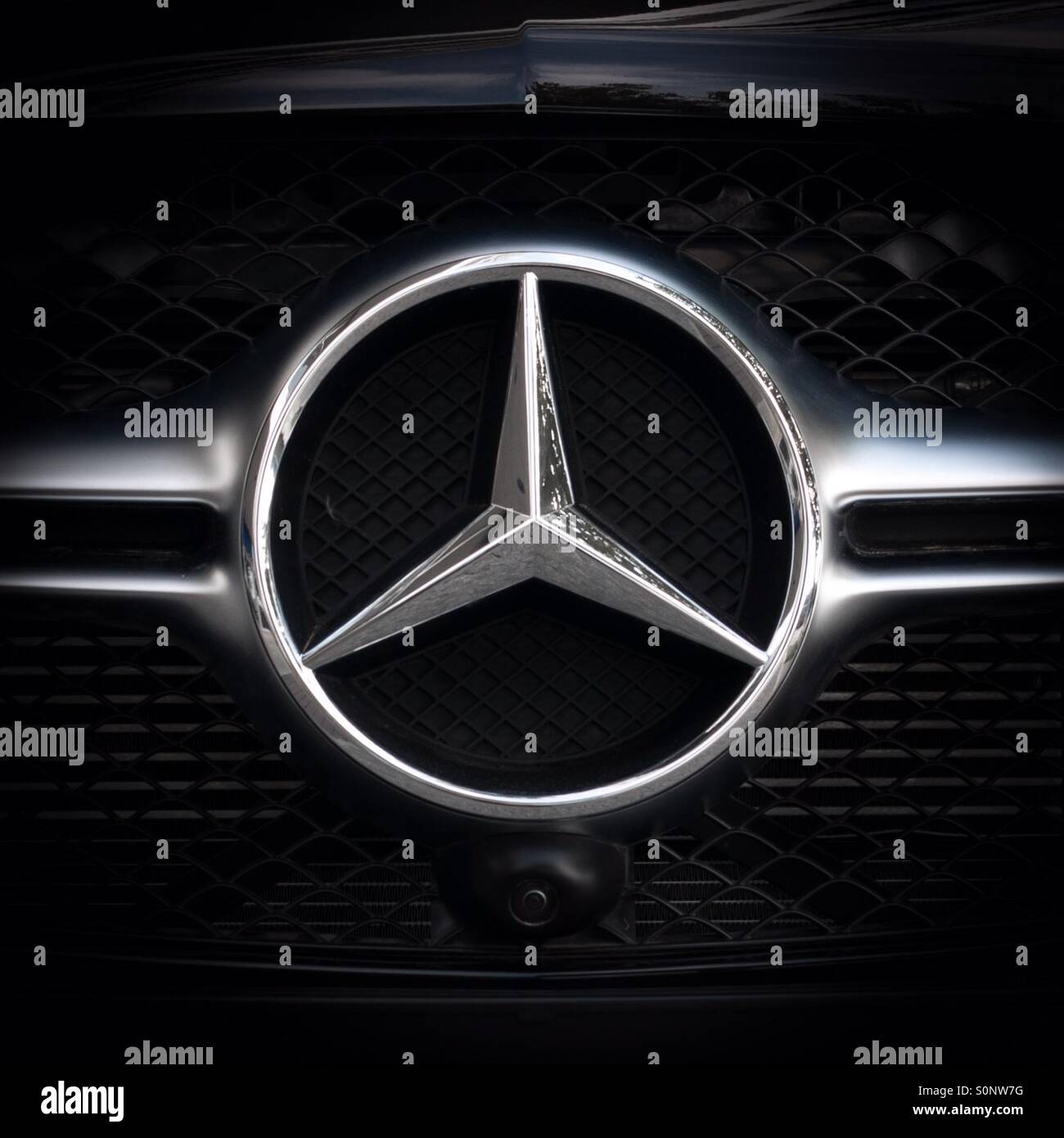 Mercedes-Benz logo on grill detail Stock Photo - Alamy