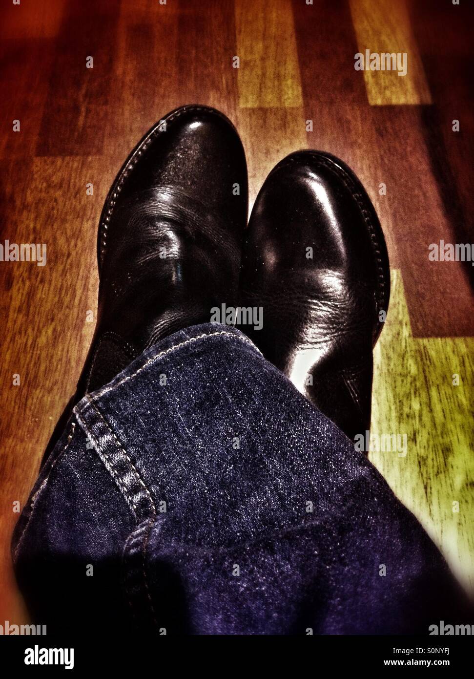 Crossed legs wearing blue jeans hi-res stock photography and images - Alamy