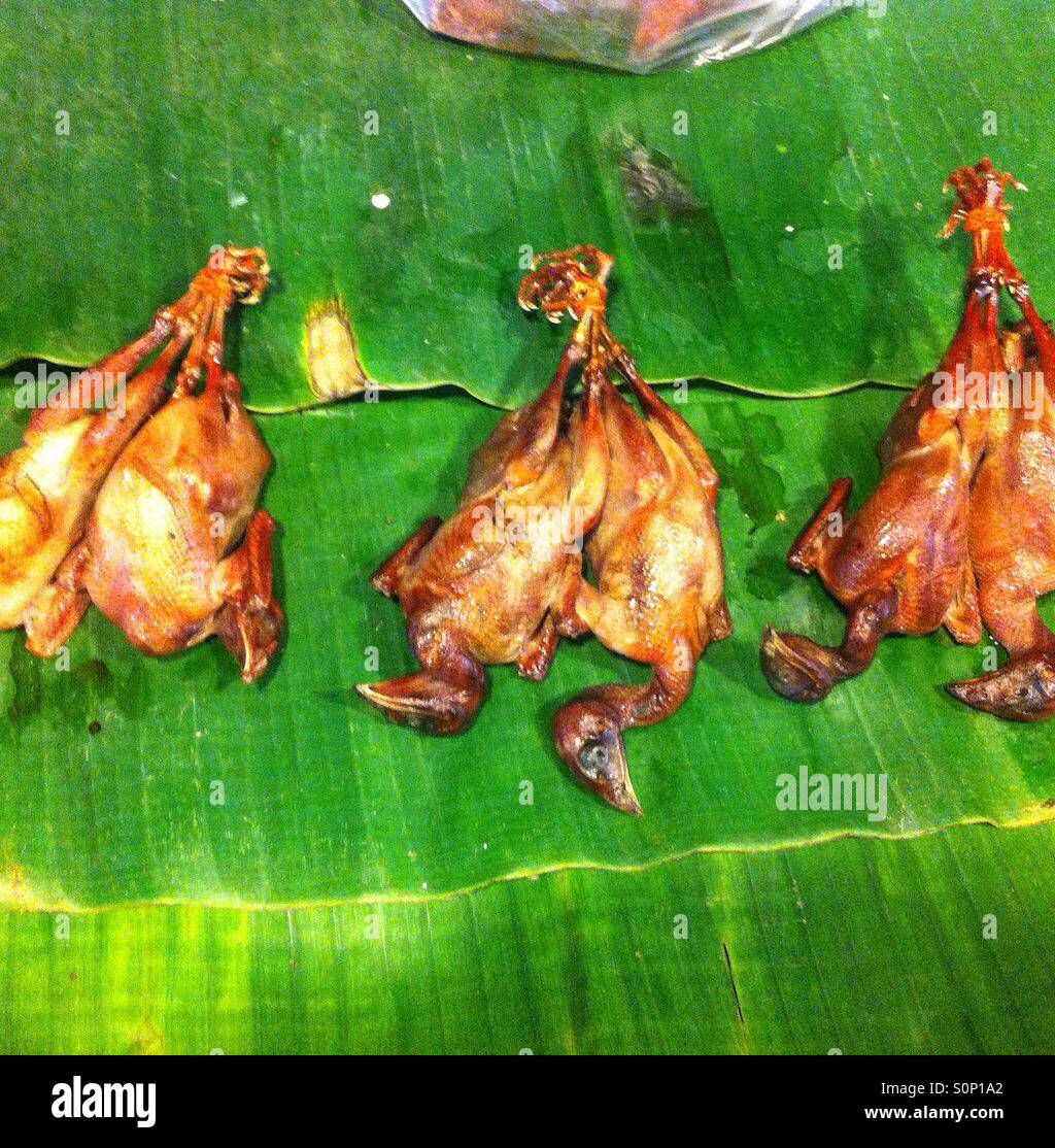 https://c8.alamy.com/comp/S0P1A2/these-are-dead-fried-birds-sold-at-singburi-night-marketthailand-S0P1A2.jpg