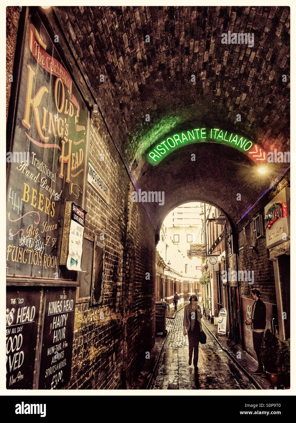 The Kings head yard is a tranquil little alley way off the busy Main