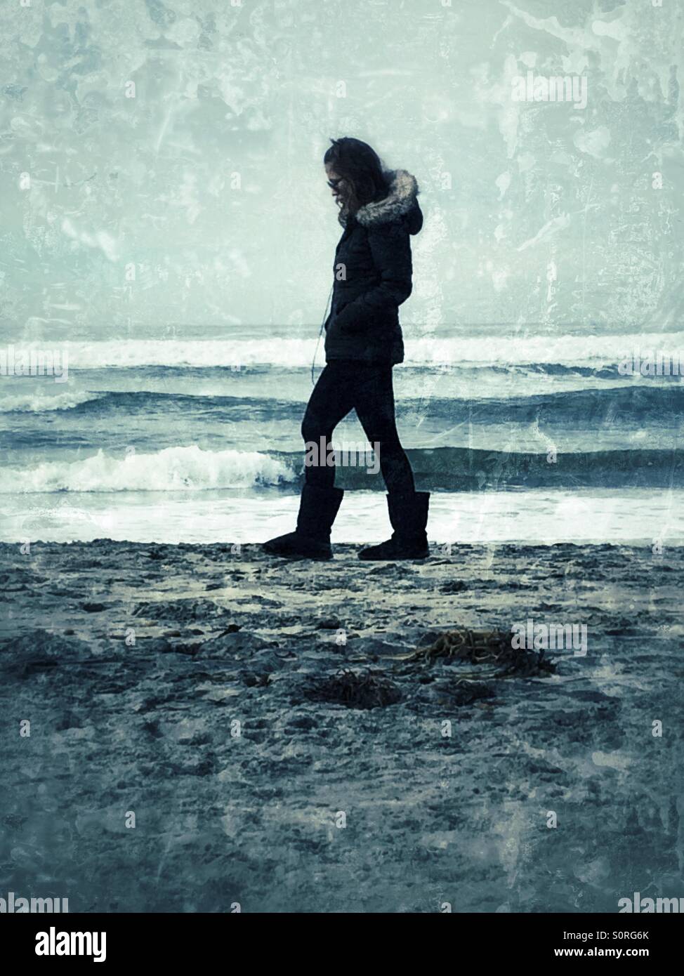 Woman alone beach hi-res stock photography and images - Alamy