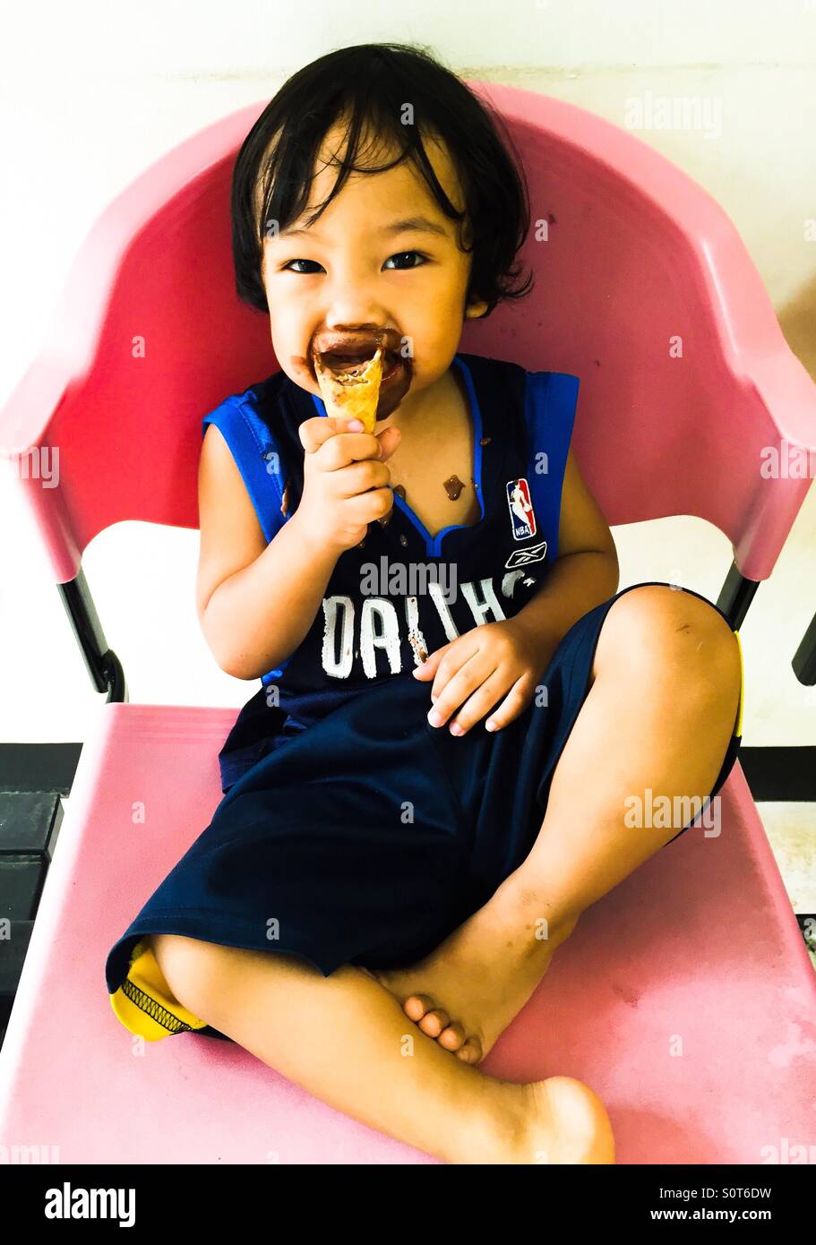 Boy eating ice hires stock photography and images Alamy