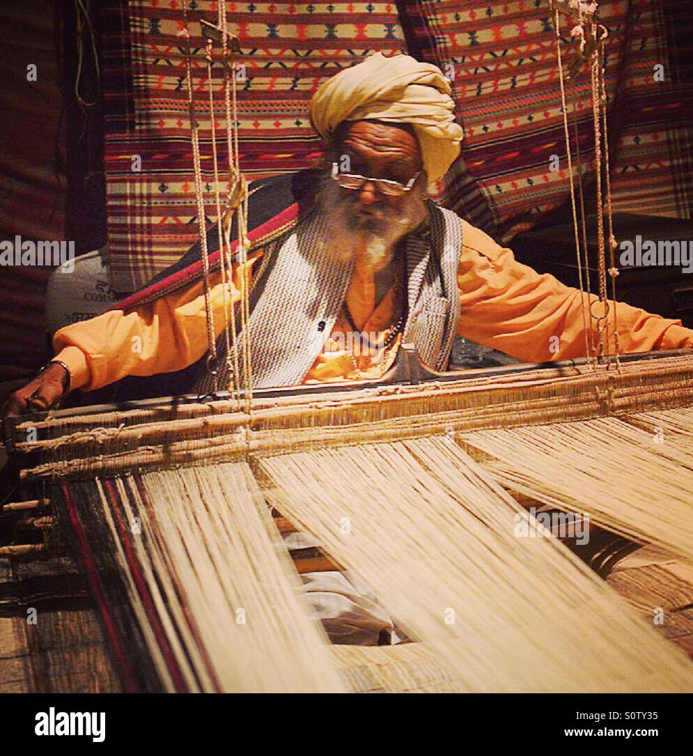 A cotton weaver using traditional loom in Jaipur, Rajasthan Stock Photo