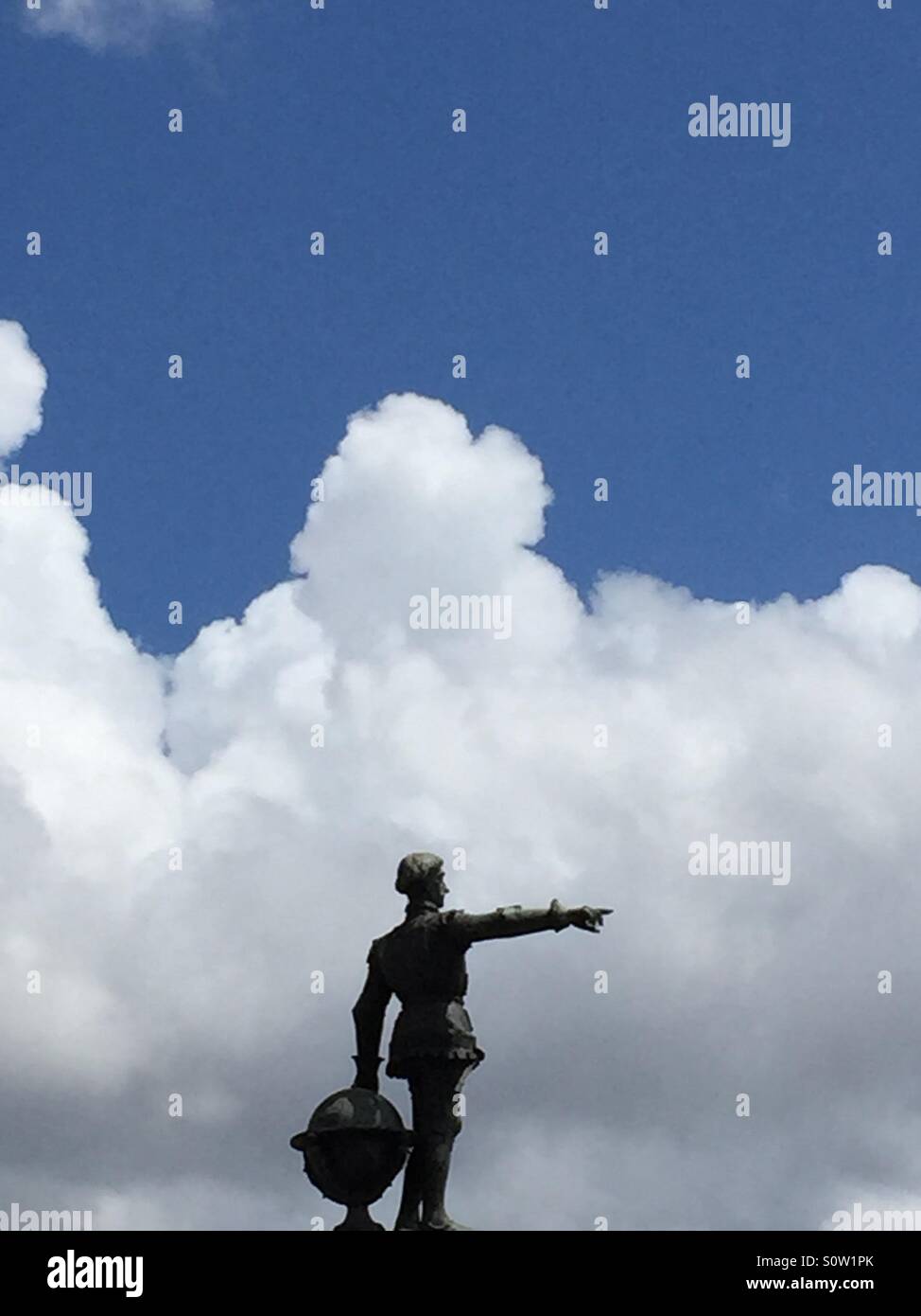 Estátua nas nuvens Stock Photo