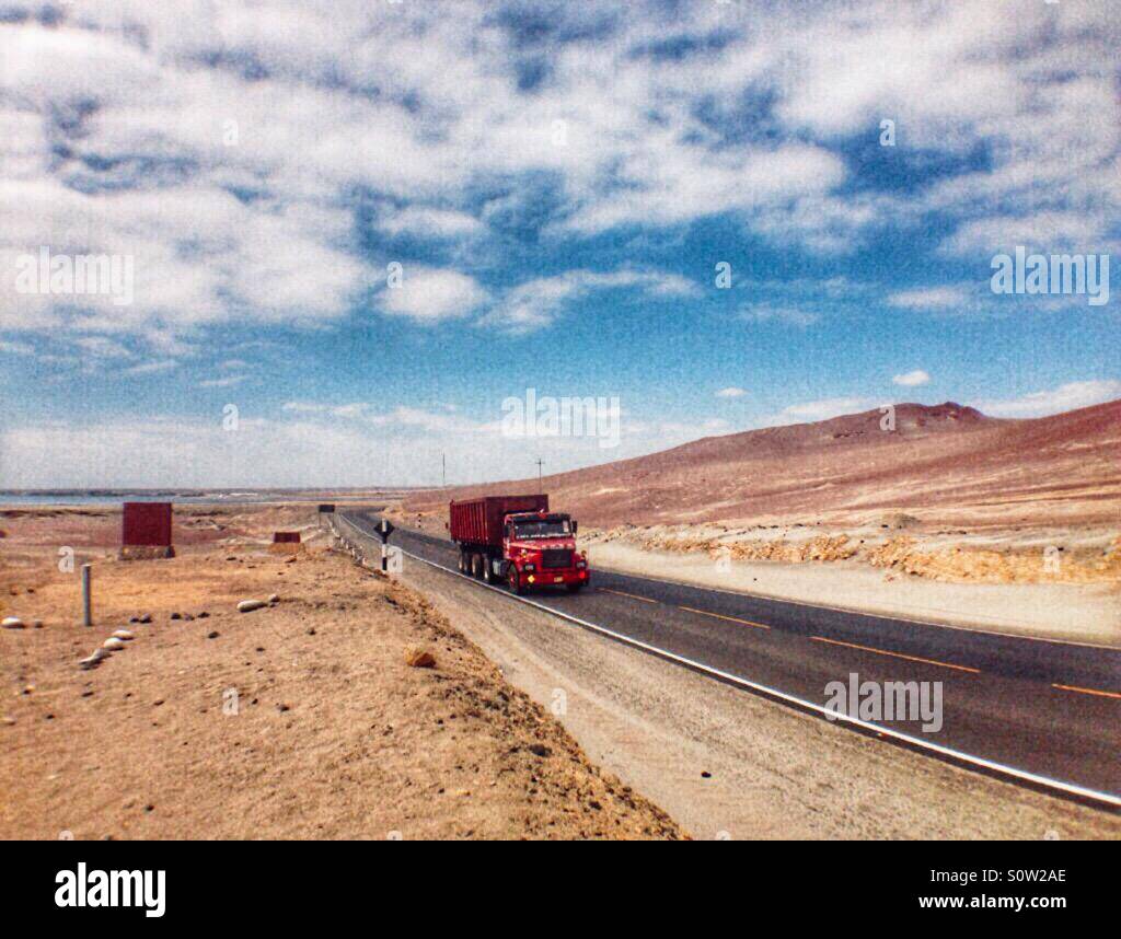 White truck in desert hi-res stock photography and images - Alamy