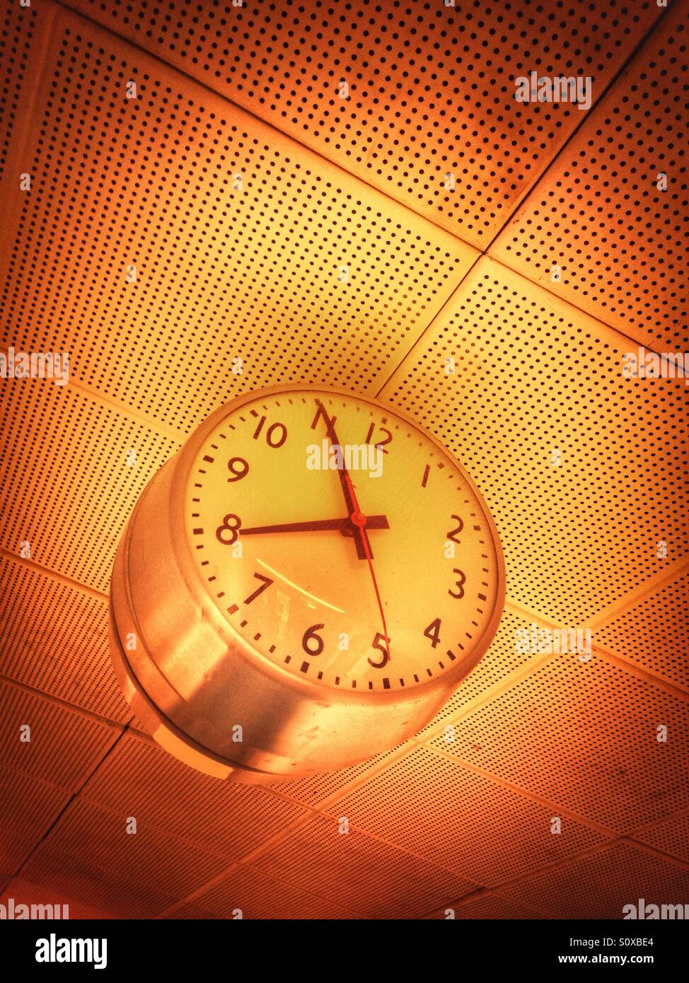 Clock meeting hi-res stock photography and images - Alamy