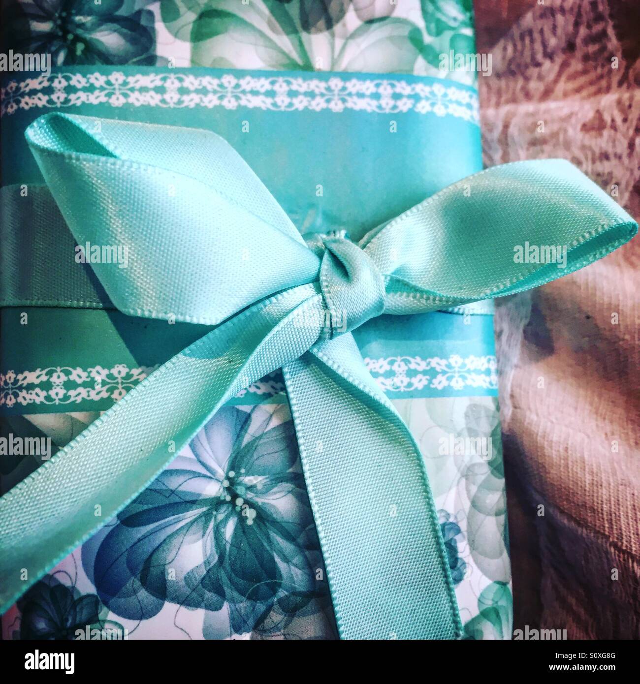 Gift wrap bow made with ribbon Stock Photo Alamy