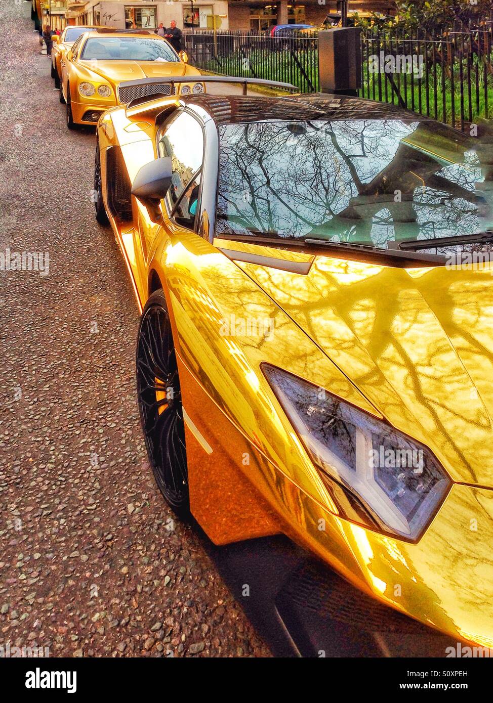 Supercars in knightsbridge hi-res stock photography and images - Alamy