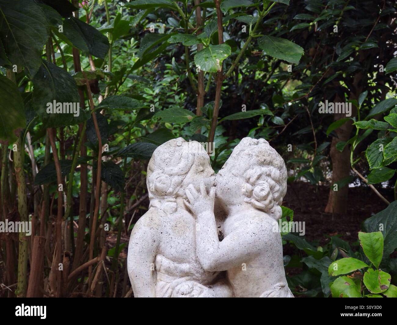 Kissing statue in garden Stock Photo Alamy