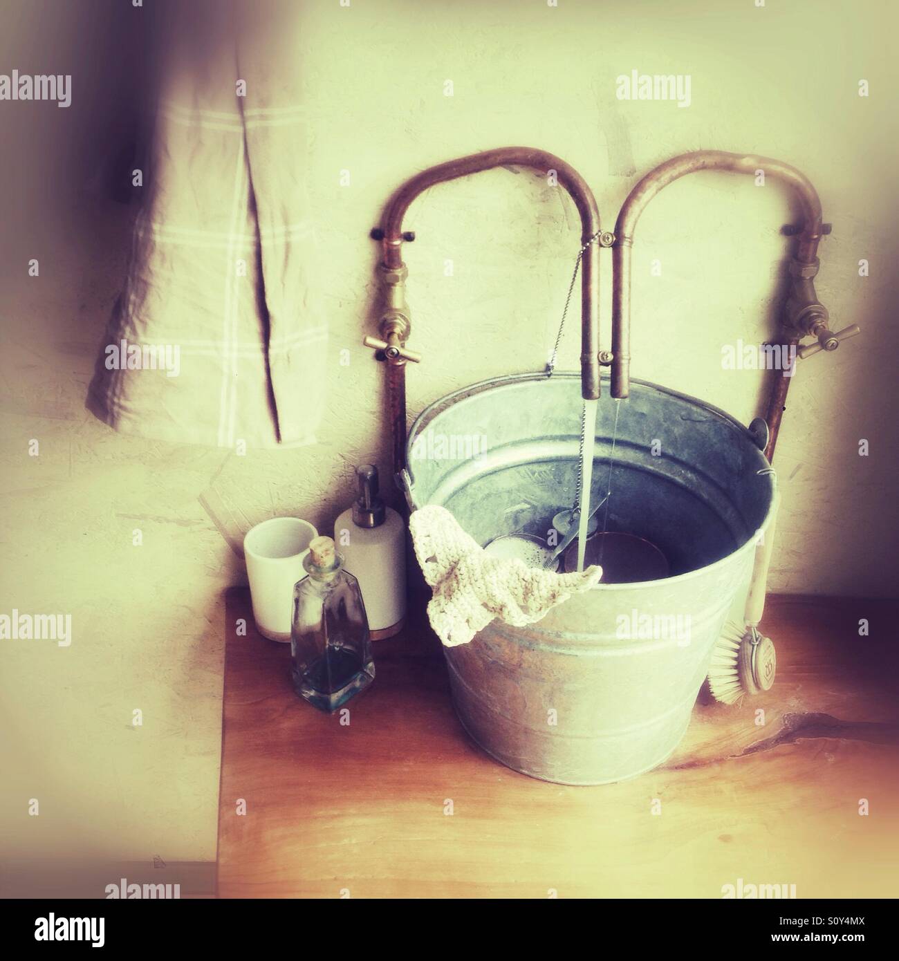 https://c8.alamy.com/comp/S0Y4MX/rustic-sink-made-from-a-old-bucket-hampshire-england-united-kingdom-S0Y4MX.jpg