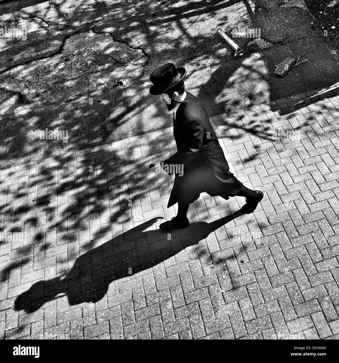 Orthodox Jewish man walking in Stanford Hill, London, U.K. Stock Photo