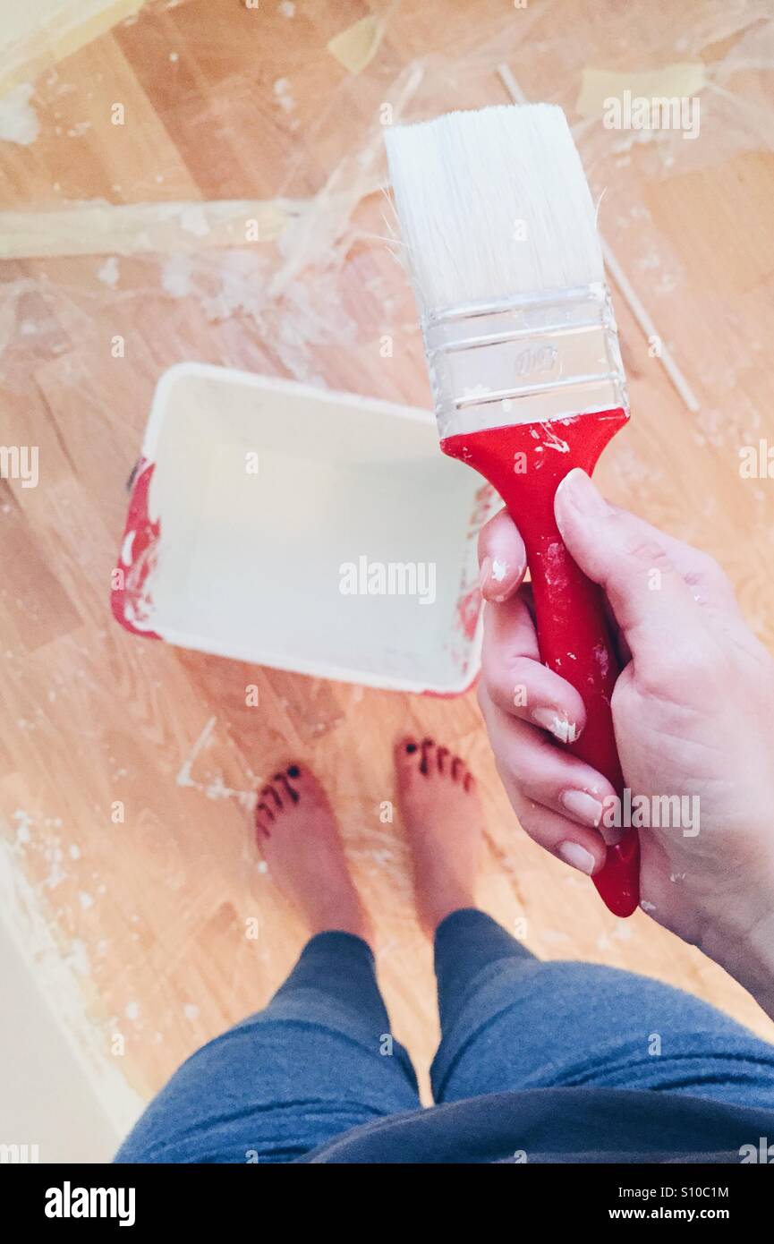 Hand holding paint brush hi-res stock photography and images - Alamy