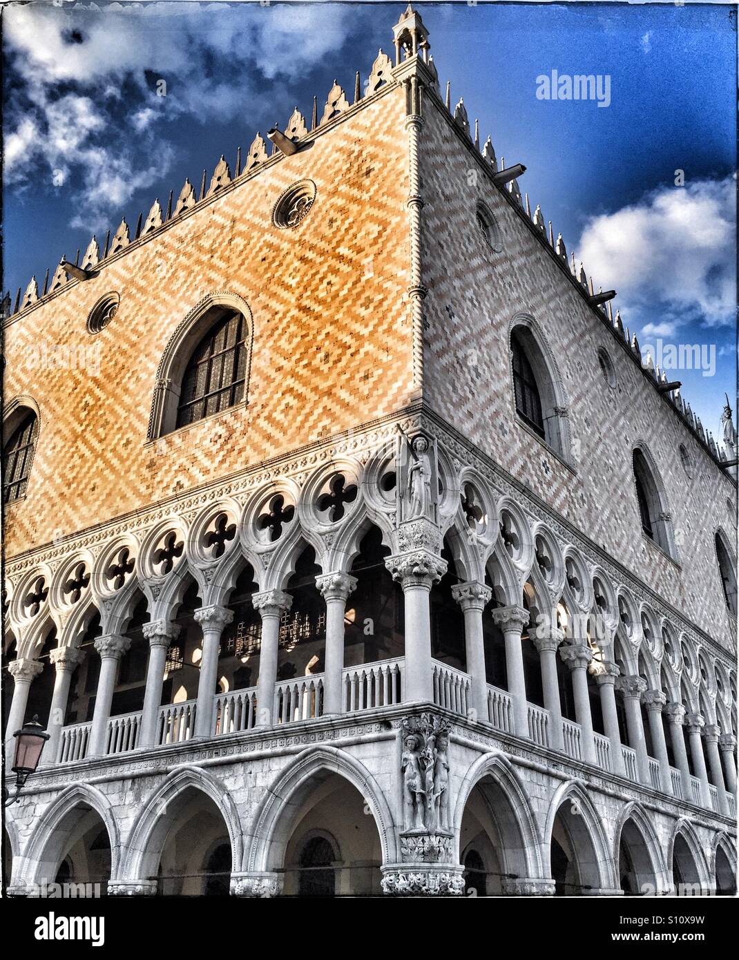 Corner palace hi-res stock photography and images - Alamy
