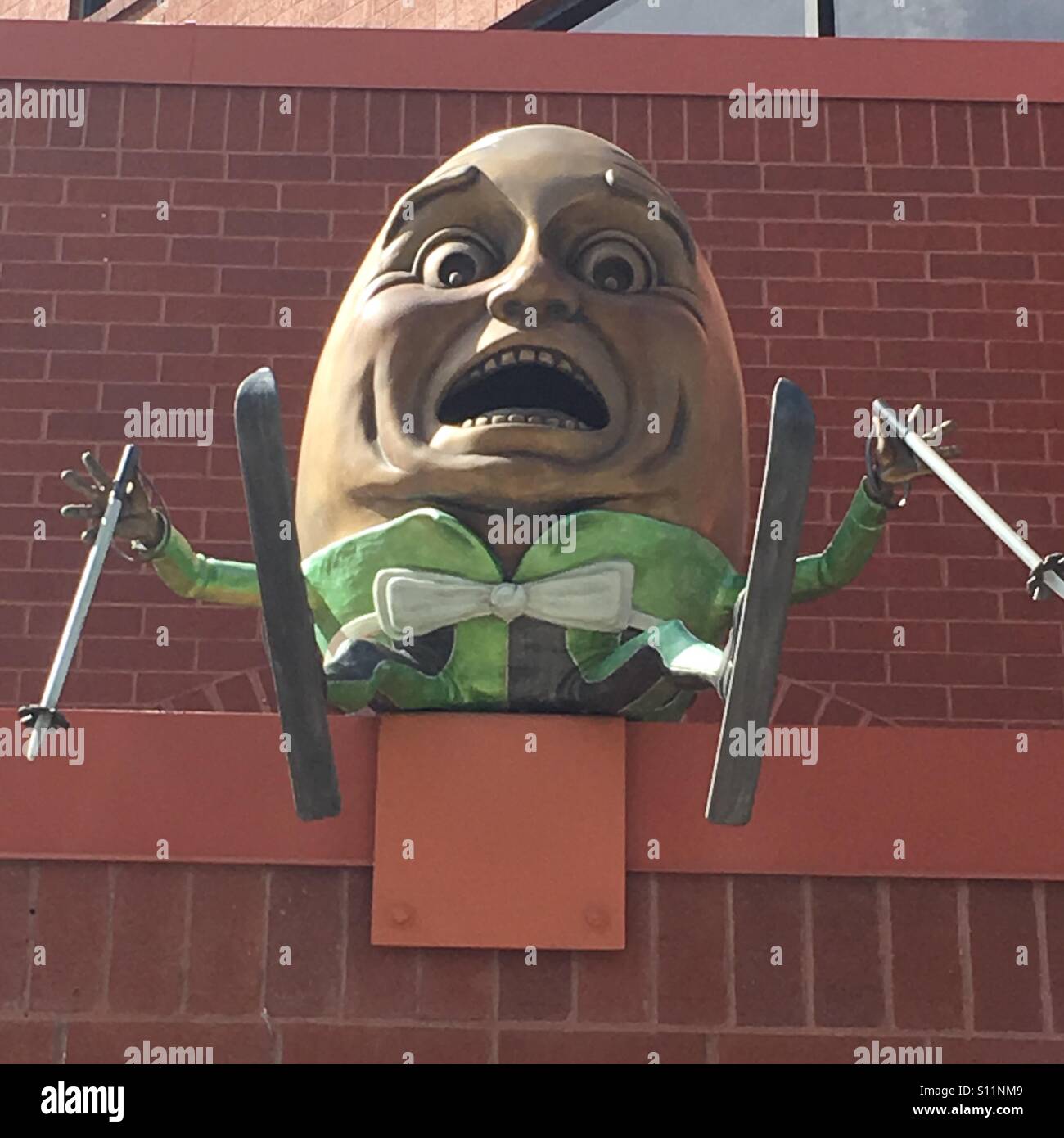 Humpty dumpty hi-res stock photography and images - Alamy